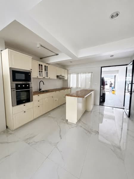 For Sale 2Storey Renovated Townhome – Movein Ready in, Bangkok, Lat Phrao, Bangkok, 2 Bedrooms, 90 sqm, Single Detached House For Sale, by คุณเกิ้ล, 500413572 - DDproperty.com
