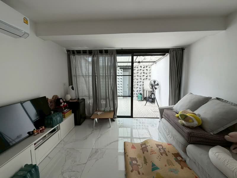 ขายทาวน์โฮม 2 ชั้น รีโนเวทใหม่พร้อมอยู่ใจกลางเมือง ถ.เสนานิคม, กรุงเทพ, ลาดพร้าว, กรุงเทพ, 90 ตร.ม., บ้านเดี่ยว ขาย, โดย คุณเกิ้ล, 500413572 - DDproperty.com