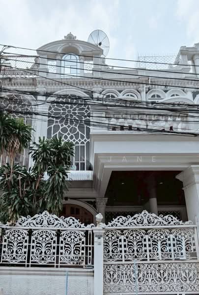 Townhouse for Rent in Ekkamai (SPSJP495), Bangkok, สุขุมวิท, Phra Kanong Nua, Watthana, Bangkok, 5 Bedrooms, 300 sqm, Townhouse For Rent, by Khun Jane, 500413692 - DDproperty.com