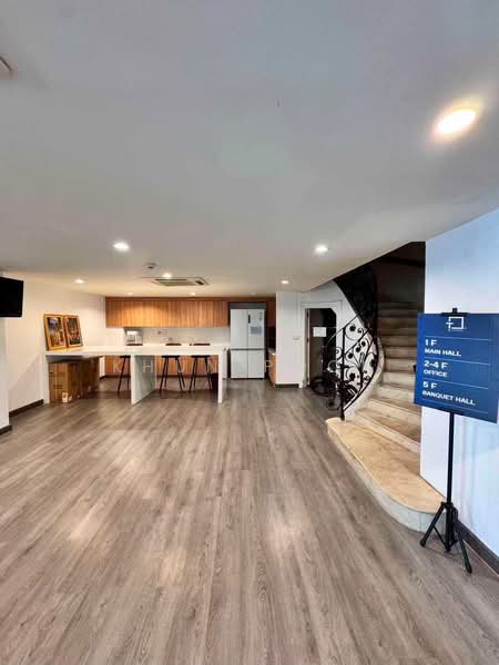 For Rent: Office Building on Main Road Near MRT Sutthisan (SPSSR301), Bangkok, รัชดาภิเษก, Din Daeng, Din Daeng, Bangkok, , 2,000 sqm, Shophouse For Rent, by Khun Poon, 500413743 - DDproperty.com