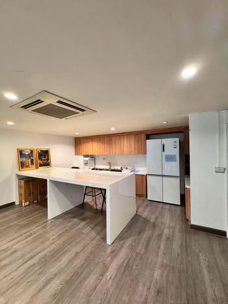 For Rent: Office Building on Main Road Near MRT Sutthisan (SPSSR301), Bangkok, รัชดาภิเษก, Din Daeng, Din Daeng, Bangkok, , 2,000 sqm, Shophouse For Rent, by Khun Poon, 500413743 - DDproperty.com