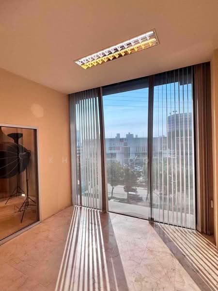 For Rent: Office Building on Main Road Near MRT Sutthisan (SPSSR301), Bangkok, รัชดาภิเษก, Din Daeng, Din Daeng, Bangkok, , 2,000 sqm, Shophouse For Rent, by Khun Poon, 500413743 - DDproperty.com