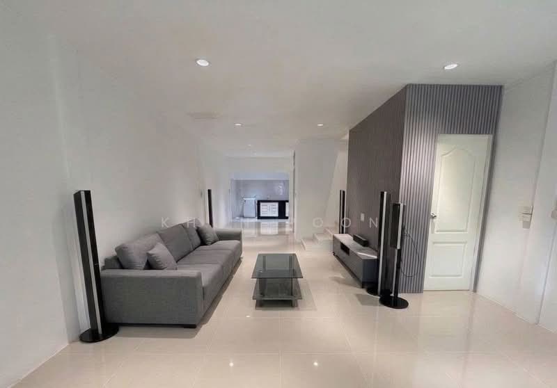 For Rent: Newly Renovated Townhome Near BTS Punnawithi (SPSSR304), Bangkok, สุขุมวิท, Bang Chak, Phra Khanong, Bangkok, 3 Bedrooms, 200 sqm, Townhouse For Rent, by Khun Poon, 500413834 - DDproperty.com