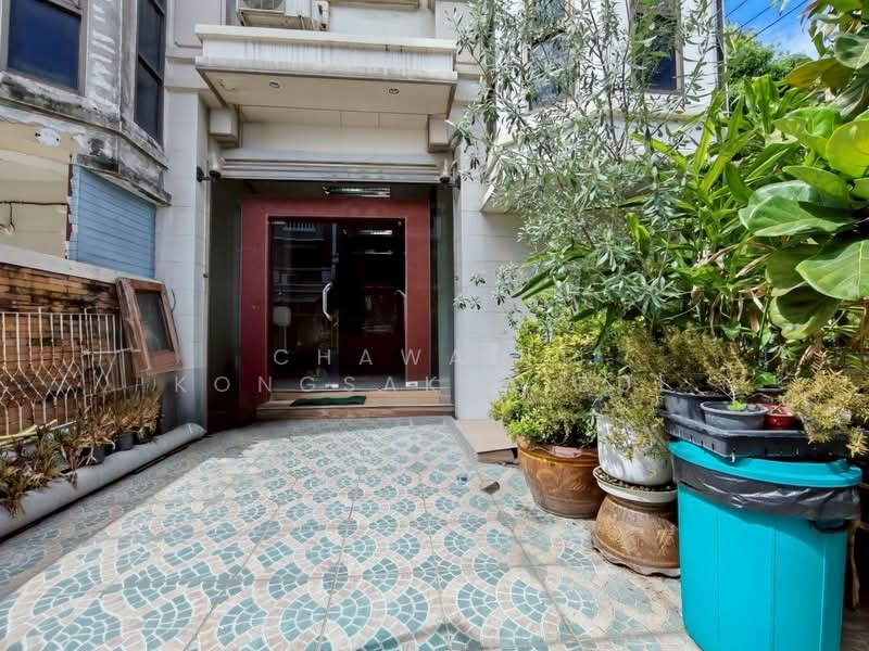 For Sale: 4-story corner townhouse with rooftop, Dome Village, Senanikom 1 Soi 17, Bangkok, Lat Yao, Chatuchak, Bangkok, 3 Bedrooms, 400 sqm, Townhouse For Sale, by CHAWALIT KONGSAKPAIBUL, 500414024 - DDproperty.com