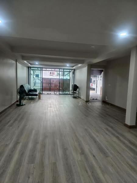 New Renovated, 2-Storey Townhouse, Sukhumvit 71 (Pridi 42), Bangkok, Khlong Tan Nua, Watthana, Bangkok, 3 Bedrooms, 250 sqm, Townhouse For Rent, by Aspire Real Estate Agency Co., Ltd., 500414275 - DDproperty.com