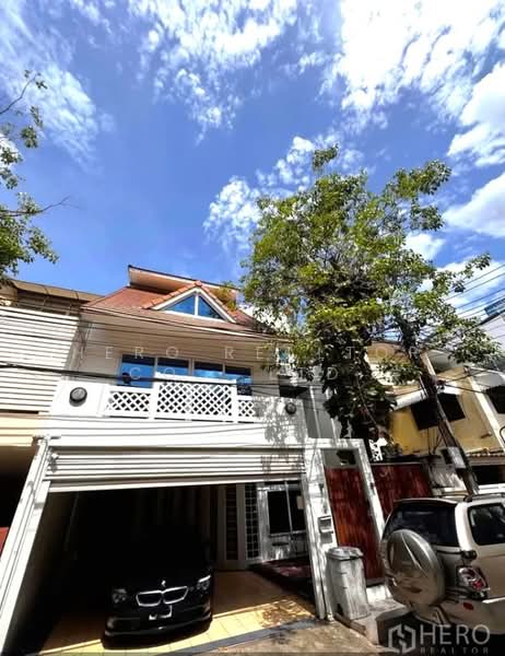 For rent 4 Bedroom Townhouse in Bang Kapi, Huai Khwang, Bangkok HRE01053, Bangkok, Bang Kapi, Huai Khwang, Bangkok, 4 Bedrooms, 430 sqm, Townhouse For Rent, by Hero Realtor Co., Ltd., 500414742 - DDproperty.com