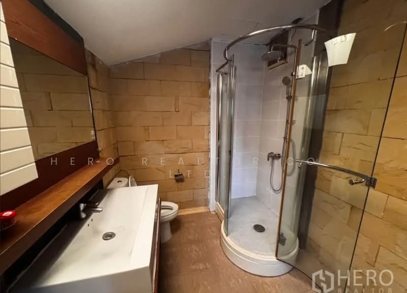 For rent 4 Bedroom Townhouse in Bang Kapi, Huai Khwang, Bangkok HRE01053, Bangkok, Bang Kapi, Huai Khwang, Bangkok, 4 Bedrooms, 430 sqm, Townhouse For Rent, by Hero Realtor Co., Ltd., 500414742 - DDproperty.com