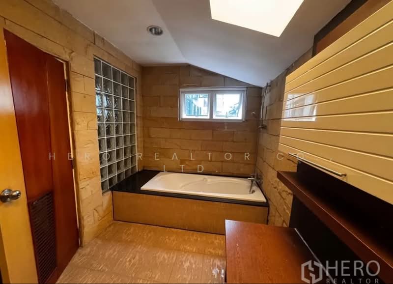 For rent 4 Bedroom Townhouse in Bang Kapi, Huai Khwang, Bangkok HRE01053, Bangkok, Bang Kapi, Huai Khwang, Bangkok, 4 Bedrooms, 430 sqm, Townhouse For Rent, by Hero Realtor Co., Ltd., 500414742 - DDproperty.com