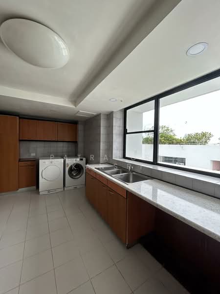 President Park Sukhumvit 24, Bangkok, 99 Sukhumvit 24 Alley, Khlongtoei Nua, Watthana, Bangkok, 3 Bedrooms, 260 sqm, Condo For Rent, by Patraporn Kansri, 500416082 - DDproperty.com