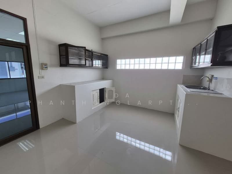 ให้เช่า โกดังพร้อมสำนักงาน พุทธบูชา (Phutthabucha) 2160 ตร.ม, Bangkok, Bangmot, Chom Thong, Bangkok, , 2,160 sqm, Warehouse/Factory For Rent, by Tida phanthonglarptawee, 500416260 - DDproperty.com