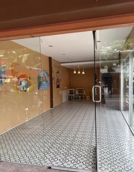 For Rent Retail Space 82 sqm near BTS Saint Louis, Sathon Bangkok HRE01060, กรุงเทพ, ทุ่งวัดดอน, สาทร, กรุงเทพ, 82 ตร.ม., พื้นที่ขายของ ให้เช่า, โดย Hero Realtor Co., Ltd., 500416642 - DDproperty.com