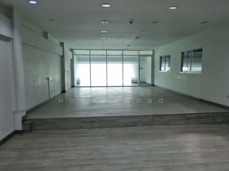 ให้เช่า โกดัง พร้อมออฟฟิศ รามคำแหง บางกะปิ ขนาด 440 ตร.ม.ใกล้รถไฟฟ้ารามคำแหง, Bangkok, Suan Luang, Bangkok, , 440 sqm, Warehouse/Factory For Rent, by Jakarin Houpramong, 500418655 - DDproperty.com