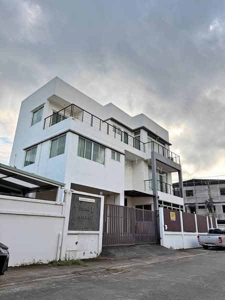 4-BR House, Bangkok, Bang Kapi, Huai Khwang, Bangkok, 4 Bedrooms, 400 sqm, Single Detached House For Rent, by Aphisit Khotudon, 500419188 - DDproperty.com