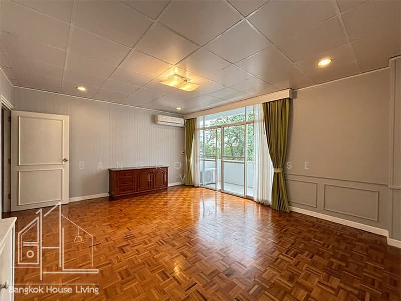 Aramvej Apartment, Bangkok, 181 Soi Sukhumvit 49/11, Khlong Tan Nua, Watthana, Bangkok, 4 Bedrooms, 260 sqm, Condo For Rent, by Bangkok House Living, 500419376 - DDproperty.com
