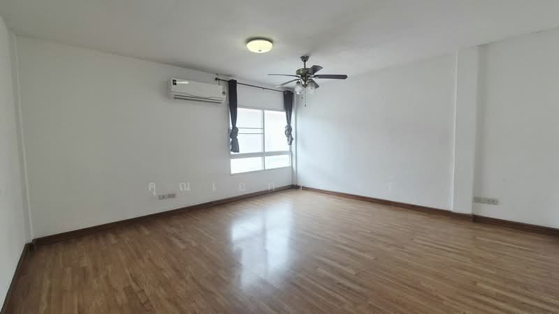 ขายทาวน์โฮม 3 ชั้นครึ่ง หมู่บ้านรินรดา ทำเลดี เดินทางสะดวก, Samut Sakhon, Bang Ya Praek, Muang Samut Sakhon, Samut Sakhon, 3 Bedrooms, 150 sqm, Townhouse For Sale, by คุณเอกรินทร์, 500419390 - DDproperty.com