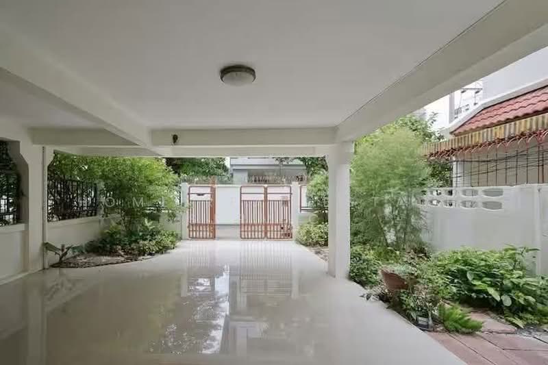 Detached House Sukhumvit 31, Bangkok, Khlong Tan Nua, Watthana, Bangkok, 5 Bedrooms, 400 sqm, Single Detached House For Rent, by HOME Real Estate Service, 500419540 - DDproperty.com
