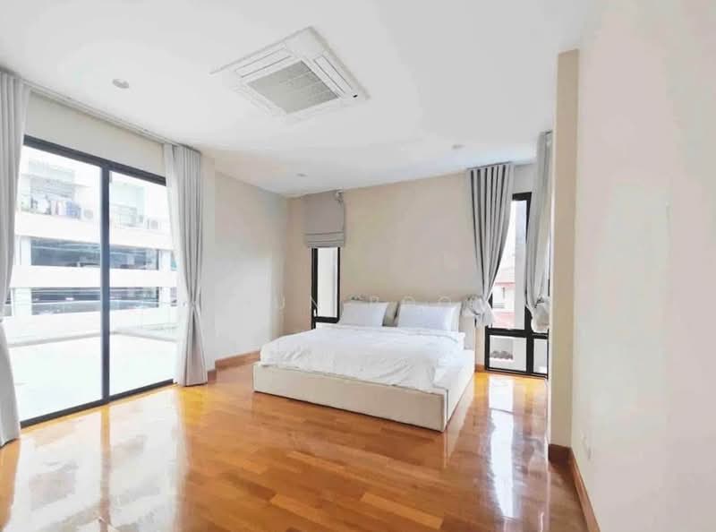 For Rent: Detached House with Private Swimming Pool Near BTS Ari & BTS Saphan Khwai (SPSSR306), Bangkok, ซอย อินทามระ 29, Samsen Nai, Phaya Thai, Bangkok, 7 Bedrooms, 625 sqm, Single Detached House For Rent, by Khun Poon, 500421834 - DDproperty.com