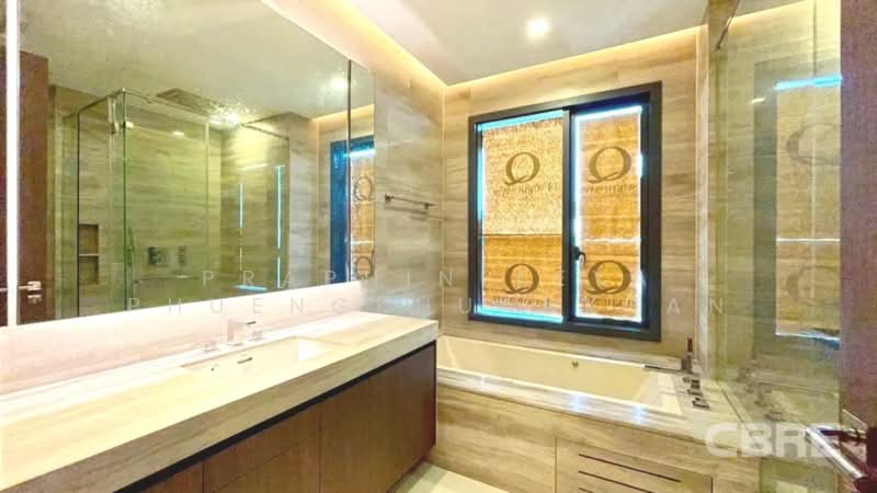 Q1 Sukhumvit, Bangkok, 1 Sukhumvit Road, Khlong Toei, Khlong Toei, Bangkok, 3 Bedrooms, 204 sqm, Condo For Sale, by Praphinleeya Phuengkhuankhan, 500422567 - DDproperty.com