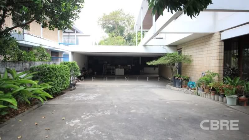 Single House in Pridi Banomyong 27, Bangkok, Khlong Tan Nua, Watthana, Bangkok, 4 Bedrooms, 1,000 sqm, Single Detached House For Sale, by Praphinleeya Phuengkhuankhan, 500422578 - DDproperty.com