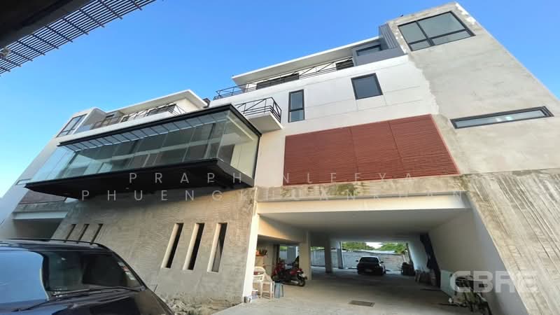 Single House on Rama 9 Soi 55, Bangkok, Suan Luang, Bangkok, 8 Bedrooms, 1,568 sqm, Single Detached House For Sale, by Praphinleeya Phuengkhuankhan, 500422744 - DDproperty.com