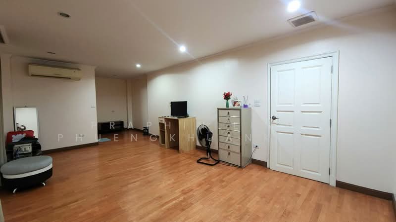 Single House on Sukhumvit 26, Bangkok, Khong Tan, Khlong Toei, Bangkok, 5 Bedrooms, 650 sqm, Single Detached House For Sale, by Praphinleeya Phuengkhuankhan, 500422878 - DDproperty.com