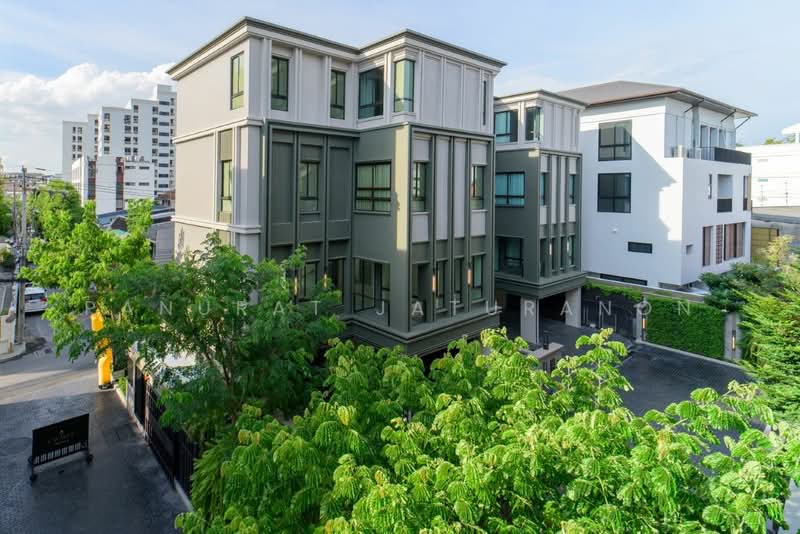 Lavista Prestige Village Ekkamai 10, Bangkok, Soi Sukhumvit 63, Phra Kanong Nua, Watthana, Bangkok, 3 Bedrooms, 430 sqm, Single Detached House For Sale, by Panurat Jaturanon, 500423356 - DDproperty.com
