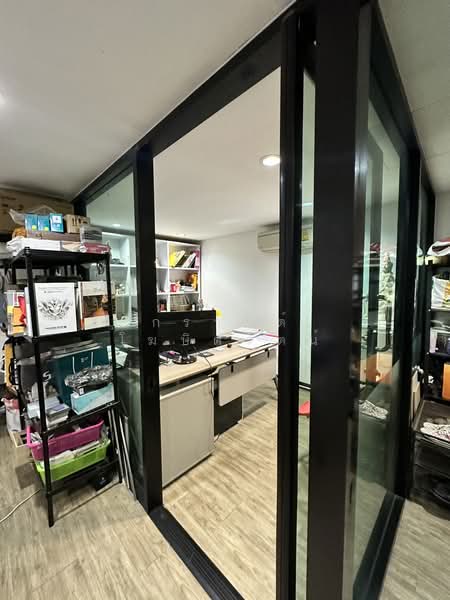 Office Building with Land for Sale in the Lat Phrao Expressway Area, Bangkok, อินทราภรณ์, Phlapphla, Wang Thonglang, Bangkok, , 240 sqm, Office Space For Sale, by KRAN KOSITRAT, 500423629 - DDproperty.com