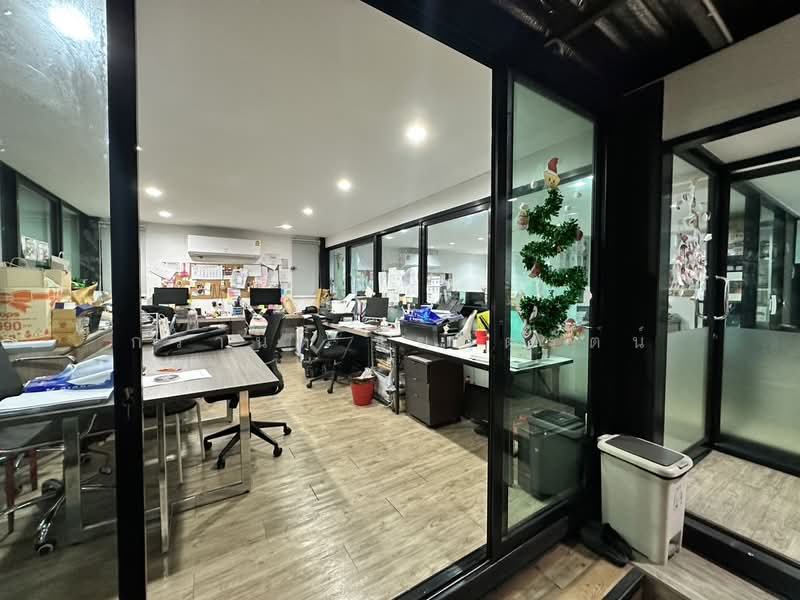 Office Building with Land for Sale in the Lat Phrao Expressway Area, Bangkok, อินทราภรณ์, Phlapphla, Wang Thonglang, Bangkok, , 240 sqm, Office Space For Sale, by KRAN KOSITRAT, 500423629 - DDproperty.com