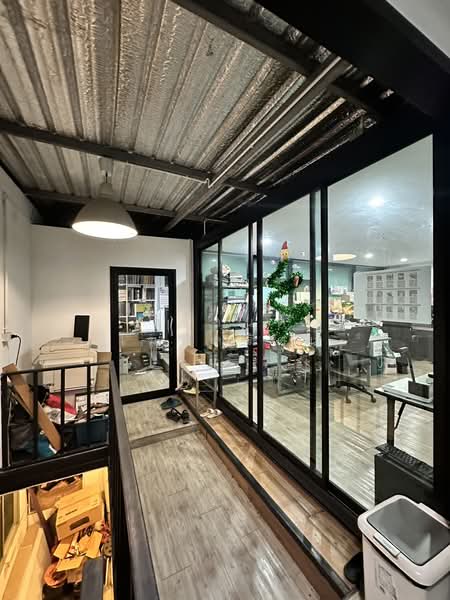 Office Building with Land for Sale in the Lat Phrao Expressway Area, Bangkok, อินทราภรณ์, Phlapphla, Wang Thonglang, Bangkok, , 240 sqm, Office Space For Sale, by KRAN KOSITRAT, 500423629 - DDproperty.com