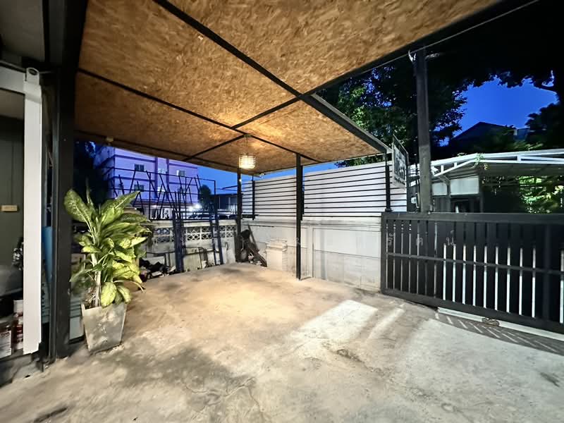 Office Building with Land for Sale in the Lat Phrao Expressway Area, Bangkok, อินทราภรณ์, Phlapphla, Wang Thonglang, Bangkok, , 240 sqm, Office Space For Sale, by KRAN KOSITRAT, 500423629 - DDproperty.com