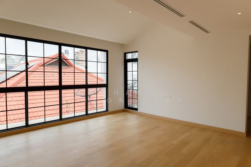 ขายบ้านเดี่ยว พร้อมพักอาศัย ซอยเอกมัย 10, Bangkok, เอกมัย 10, Khlong Tan Nua, Watthana, Bangkok, 5 Bedrooms, 540 sqm, Single Detached House For Sale, by Suchanya Piboonwiput, 500426999 - DDproperty.com