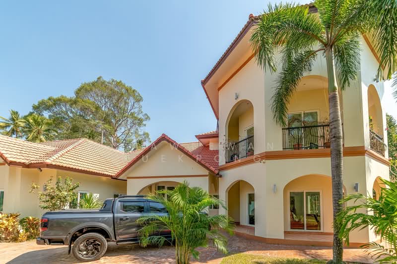 Elegant 5-bedroom, 6-bathroom villa set on 1.3 rai of land, Chon Buri (Pattaya), Huai Yai, Bang Lamung (Pattaya), Chon Buri (Pattaya), 5 Bedrooms, 550 sqm, Villa For Sale, by Chaweewan Puekpong, 500427046 - DDproperty.com