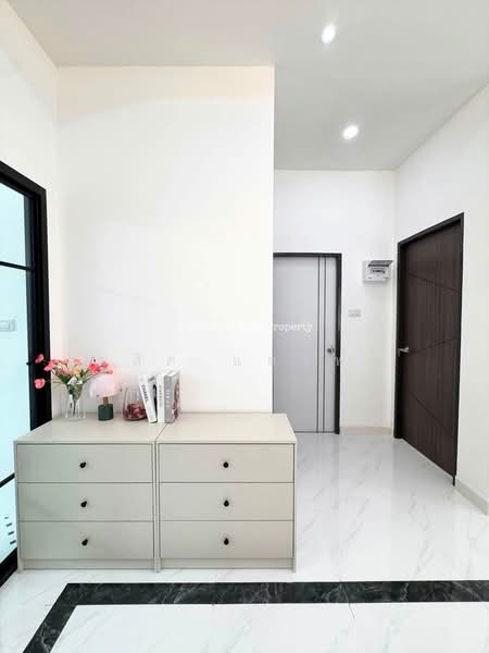 ขายบ้านเดี่ยวรีโนเวทใหม่ ม.คลาสสิคโฮม ใกล้โลตัส ไร่กล้วย ศรีราชา, Chon Buri (Pattaya), Surasak, Si Racha, Chon Buri (Pattaya), 3 Bedrooms, 150 sqm, Single Detached House For Sale, by Dusit Saengfa, 500427092 - DDproperty.com