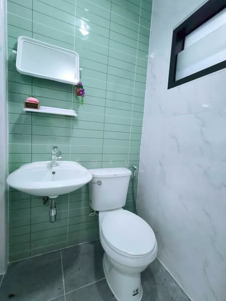 Poonsinh Thani 3, Bangkok, Rat Phatthana Road, Khlong Song Ton Nun, Lat Krabang, Bangkok, 2 Bedrooms, 100 sqm, Townhouse For Sale, by Tanrada Tongsub, 500427391 - DDproperty.com