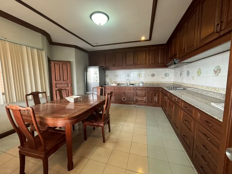 Castle Hill Mansion, Bangkok, 12 Ekkamai 6 Alley, Phra Kanong Nua, Watthana, Bangkok, 3 Bedrooms, 326 sqm, Condo For Sale, by penn_property, 500427891 - DDproperty.com