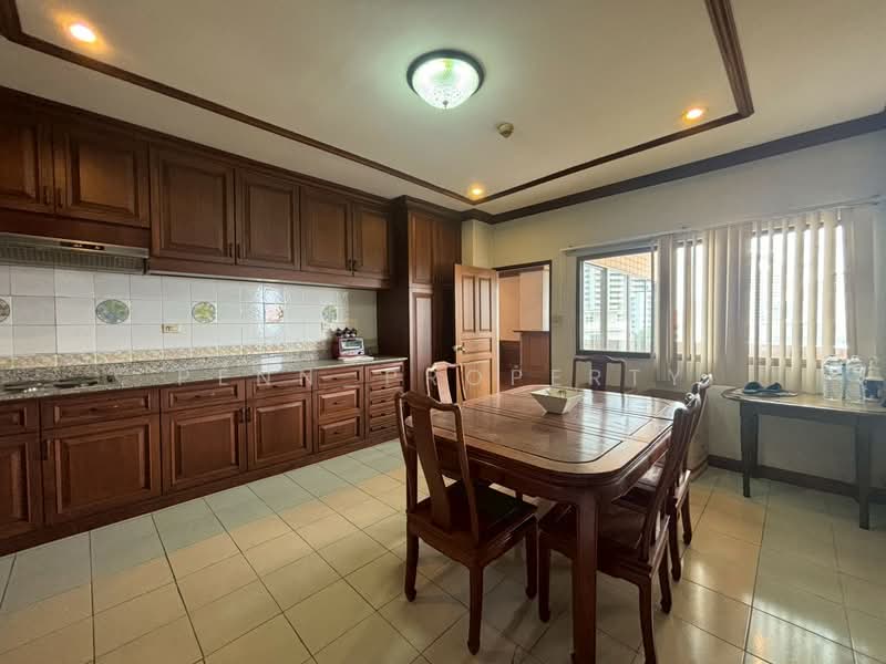 Castle Hill Mansion, Bangkok, 12 Ekkamai 6 Alley, Phra Kanong Nua, Watthana, Bangkok, 3 Bedrooms, 326 sqm, Condo For Sale, by penn_property, 500427891 - DDproperty.com