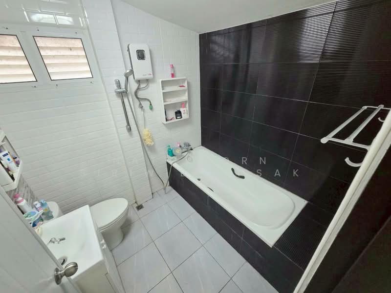 Baan Lanthog Tiwanon-Pak Kret 27, Nonthaburi, Tiwanon Road, Bang Phut, Pak Kret, Nonthaburi, 5 Bedrooms, 200 sqm, Single Detached House For Sale, by Natthporn Siriwiboonsak, 500428390 - DDproperty.com