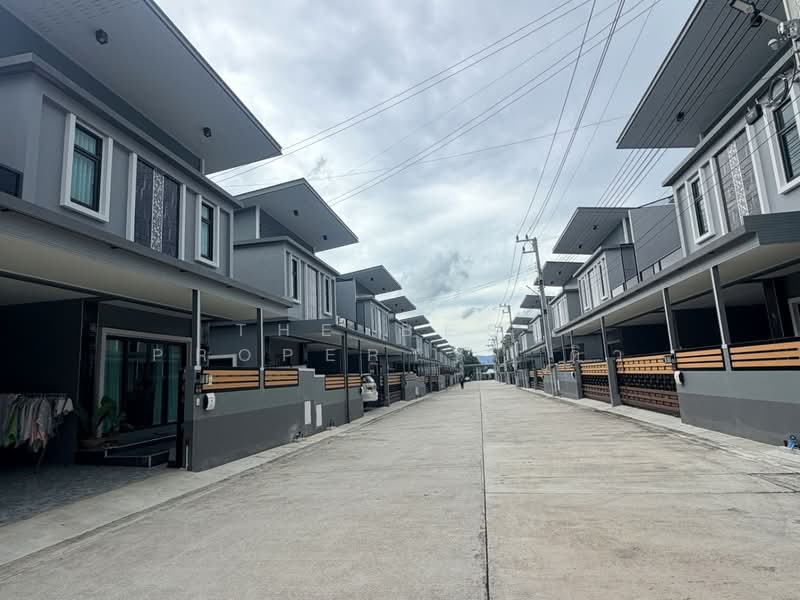 หมู่บ้านอีสวาน่า (Eastvana), Chon Buri (Pattaya), Surasak, Si Racha, Chon Buri (Pattaya), 4 Bedrooms, 176 sqm, Semi-Detached House (Twin House) For Sale, by The Best Property ดิว, 500429330 - DDproperty.com