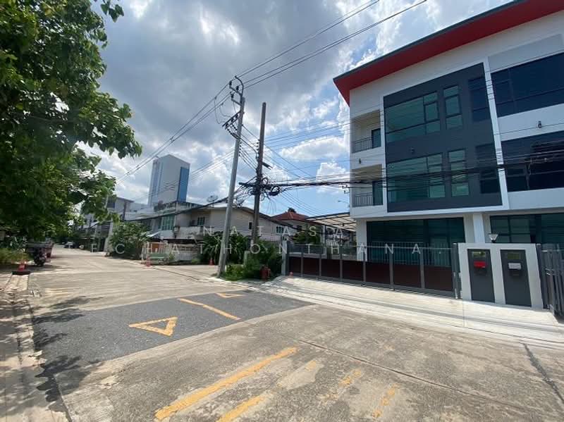 2-BR Townhouse, Bangkok, Chatuchak, Bangkok, 2 Bedrooms, 240 sqm, Townhouse For Rent, by Natasa Techathonthanakhun, 500429910 - DDproperty.com