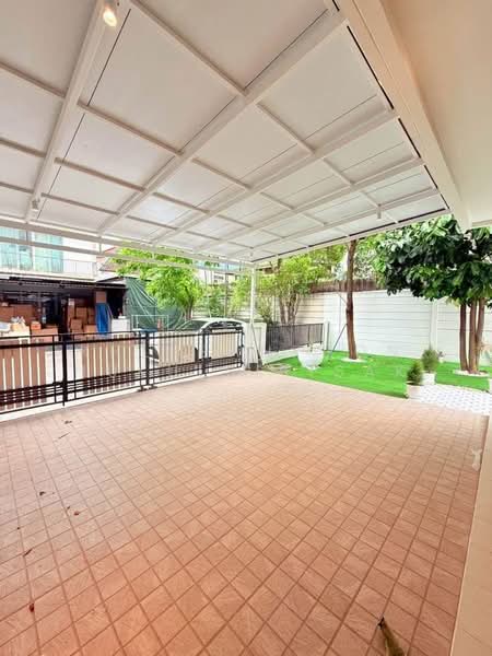 3-BR Townhouse, Bangkok, Chan Kasem, Chatuchak, Bangkok, 3 Bedrooms, 230 sqm, Townhouse For Rent, by Khlueanphon Nukulsirisak, 500430102 - DDproperty.com