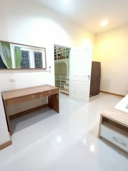 Townhome for rent in Gloden Town, 120 sq.m., 4 bedrooms, 15,000 baht per month. Ready to move in, Samut Prakan, บางนา-กิ่งแก้ว 31 ก, Rachathewa, Bang Plee, Samut Prakan, 4 Bedrooms, 130 sqm, Townhouse For Rent, by Rachen Nopsuwan, 500432224 - DDproperty.com