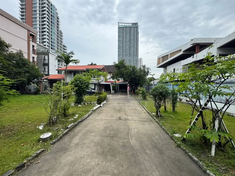 4-BR House, Bangkok, Samsen Nai, Phaya Thai, Bangkok, 4 Bedrooms, 400 sqm, Single Detached House For Sale, by Pemika Aukkaraleekul, 500432393 - DDproperty.com