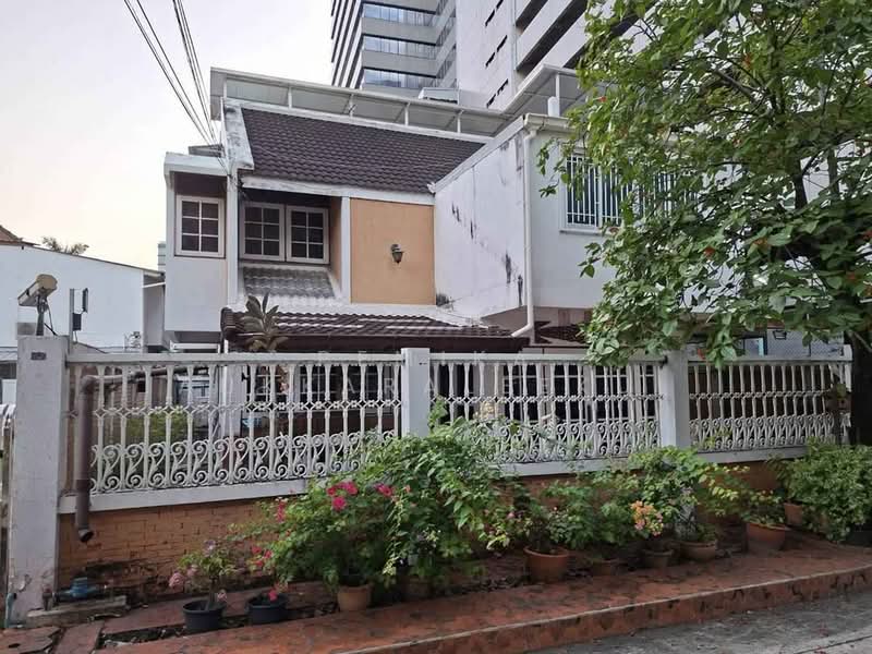 3-BR House, Bangkok, Huai Khwang, Bangkok, 3 Bedrooms, 204 sqm, Single Detached House For Sale, by Pemika Aukkaraleekul, 500433170 - DDproperty.com