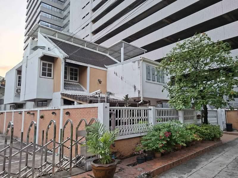 3-BR House, Bangkok, Huai Khwang, Bangkok, 3 Bedrooms, 204 sqm, Single Detached House For Sale, by Pemika Aukkaraleekul, 500433170 - DDproperty.com