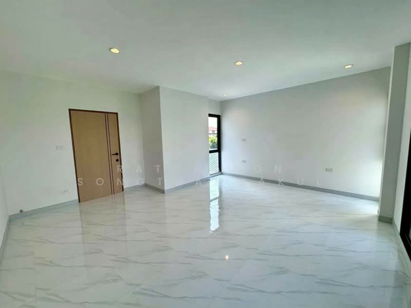 3-BR Semi-detached House, Bangkok, Khlong Chaokhun Sing, Wang Thonglang, Bangkok, 3 Bedrooms, 175 sqm, Semi-Detached House (Twin House) For Rent, by Ratchanon Songthammakul, 500433275 - DDproperty.com