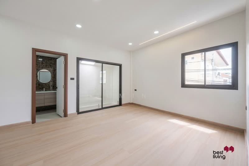 Rung Charoen Village, Bangkok, Saphan Song, Wang Thonglang, Bangkok, 3 Bedrooms, 200 sqm, Townhouse For Sale, by Admin, 500433295 - DDproperty.com