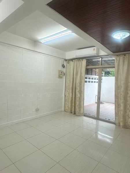 Single house for rent in Soi Sunchai, near RCA. 3 bedrooms, 3 bathrooms, air conditioning, fully fur, Bangkok, ซอยศูนย์วิจัย, Bang Kapi, Huai Khwang, Bangkok, 3 Bedrooms, 150 sqm, Single Detached House For Rent, by Khun Aranya, 500433468 - DDproperty.com
