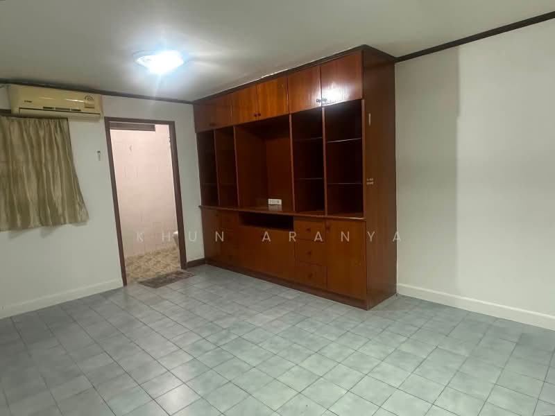 Single house for rent in Soi Sunchai, near RCA. 3 bedrooms, 3 bathrooms, air conditioning, fully fur, Bangkok, ซอยศูนย์วิจัย, Bang Kapi, Huai Khwang, Bangkok, 3 Bedrooms, 150 sqm, Single Detached House For Rent, by Khun Aranya, 500433468 - DDproperty.com