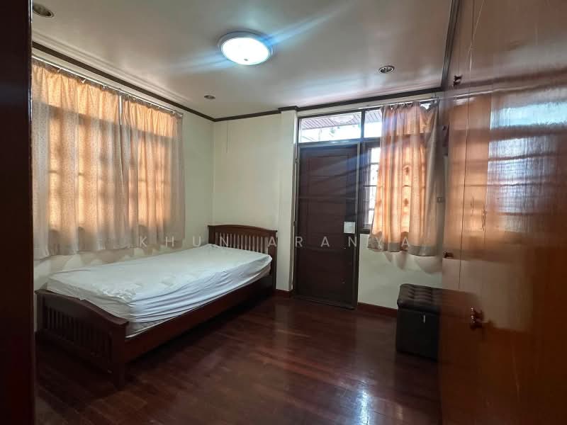 Single house for rent in Soi Sunchai, near RCA. 3 bedrooms, 3 bathrooms, air conditioning, fully fur, Bangkok, ซอยศูนย์วิจัย, Bang Kapi, Huai Khwang, Bangkok, 3 Bedrooms, 150 sqm, Single Detached House For Rent, by Khun Aranya, 500433468 - DDproperty.com