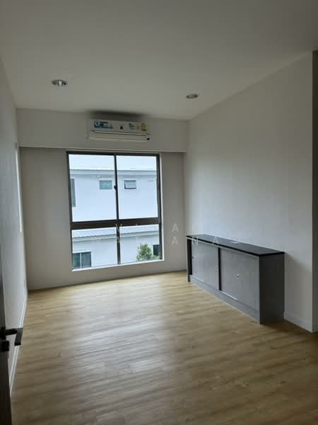 Siamese Blossom @ Fashion, Bangkok, Soi Ramindra 64, Khan Na Yao, Bangkok, 4 Bedrooms, 145 sqm, Townhouse For Sale, by Vinai Wattana, 500433509 - DDproperty.com